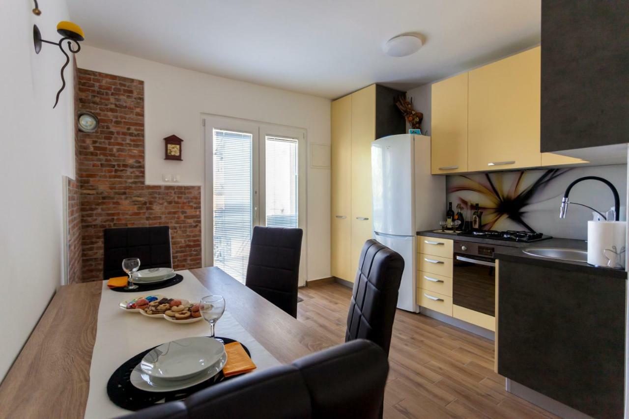 Apartment Hasanec By El-Pi Tours Njivice Exterior photo